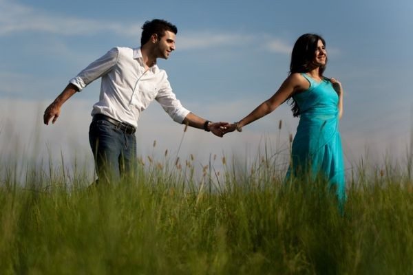 romantic couple photoshoot ideas for indian weddings